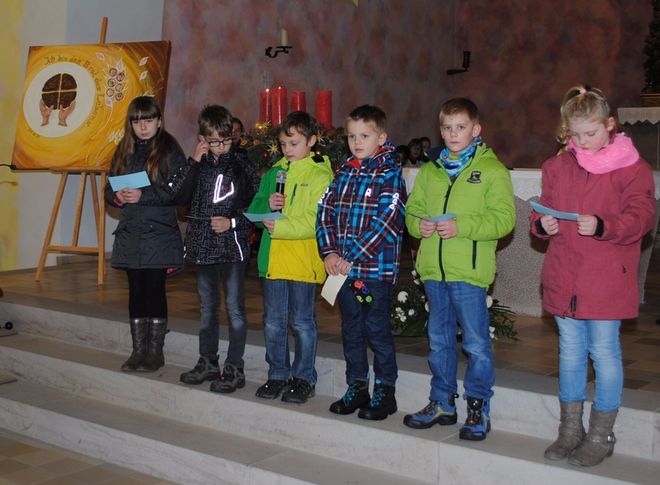 In der Vorabendmesse zum 2. Adventssonntag stellten sich die Kinder der Gemeinde vor und präsentierten auch ihr Motto ("Jesus, Brot des Lebens") und das von Sonja Müller gestaltete Bild. 